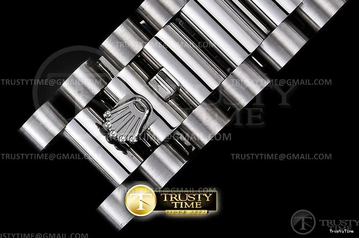 0513 RDD0220E – DayDate 36mm Functional 700